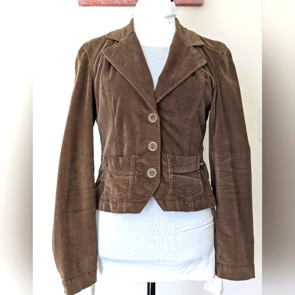 UnionBay velvet blazer. Single breasted 3 snap buttons, 2 decorated pockets.